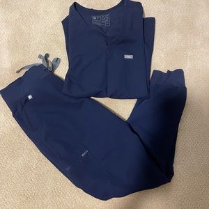 Figs navy Catarina medium top, small Zamora jogger